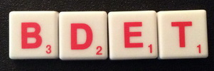 SCRABBLE tile style IS01R White tile with red letter